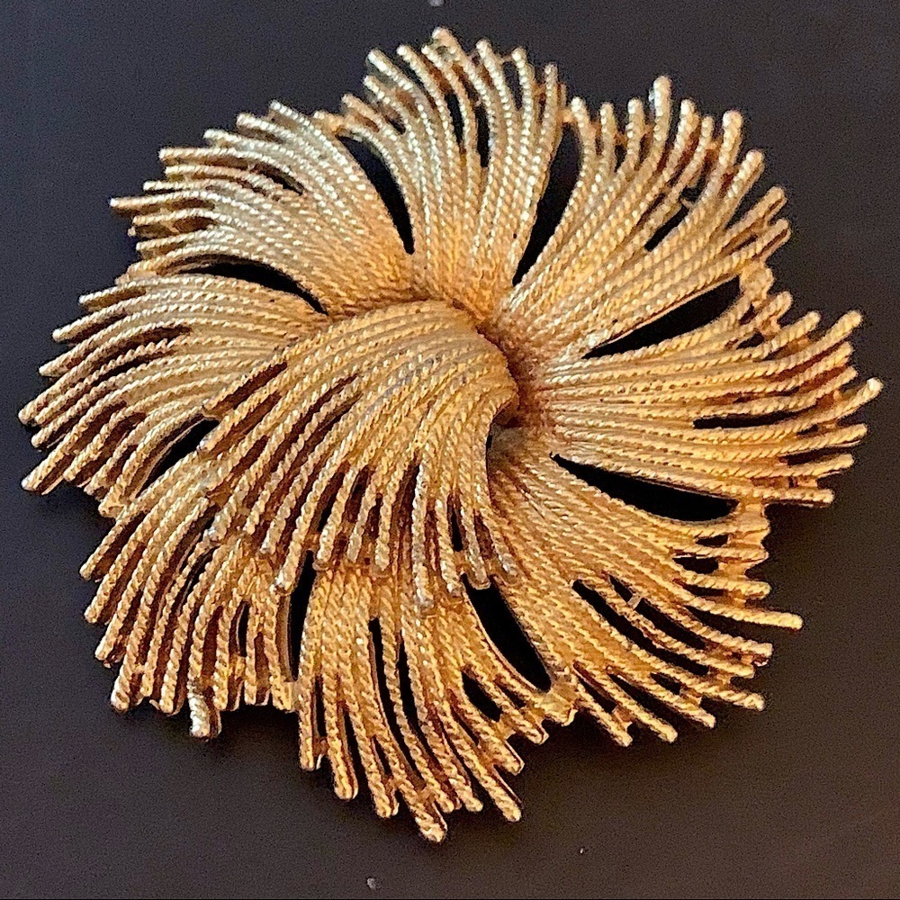 𝅺CELEBRITY NY Vintage Gold Tone Pin Brooch